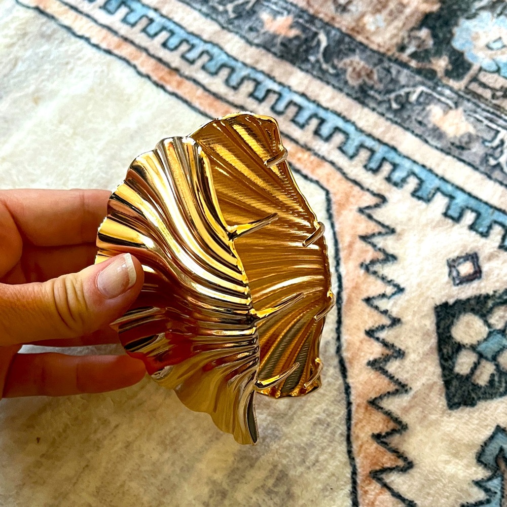 Gold Toned Metal Shell Claw Clip